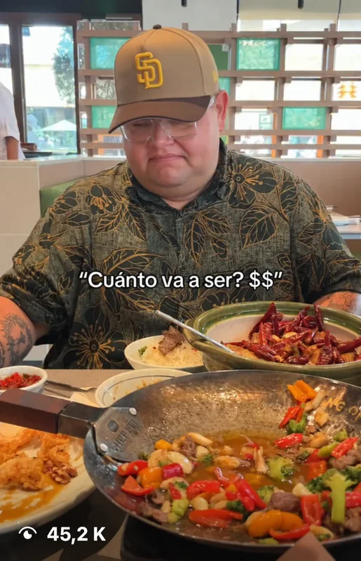 todosmedicendani's post: "¿Cuánto va a ser?" over a stir-fry